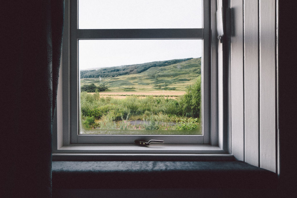 Fenêtre de l'hôtel avec vue sur la montagne en Écosse
