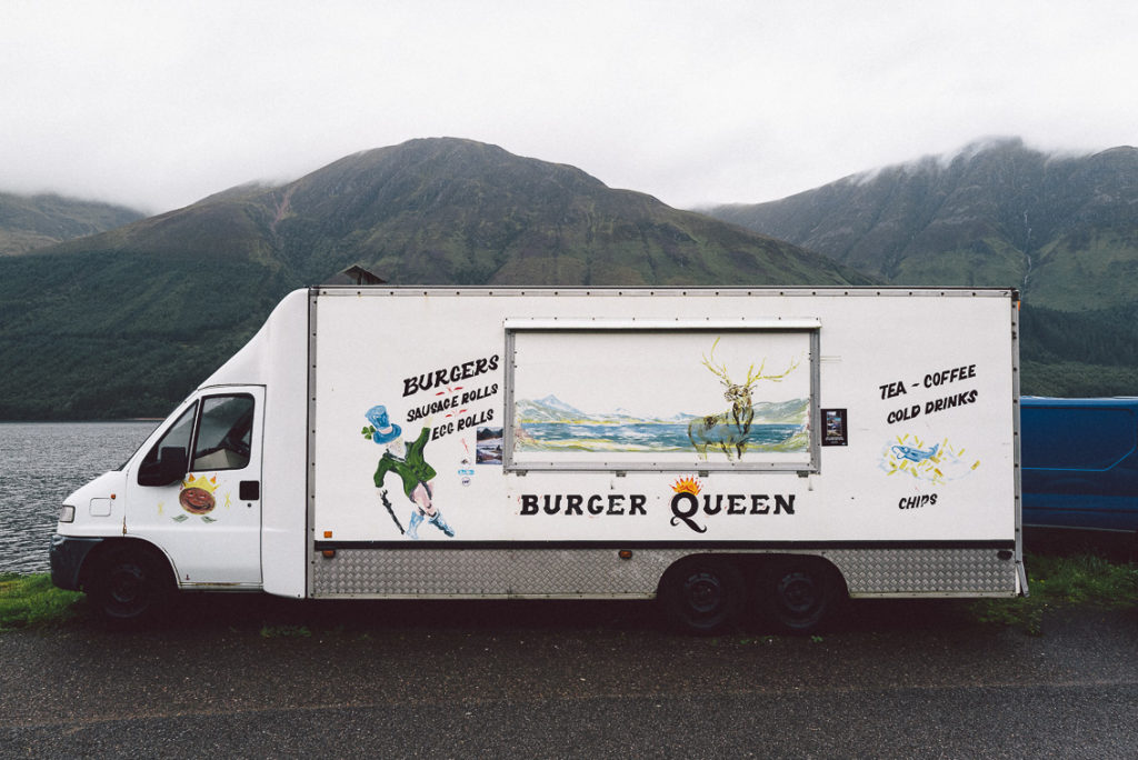 Camion Burger Queen, sur Loch Lochy, près de fort William, Écosse.