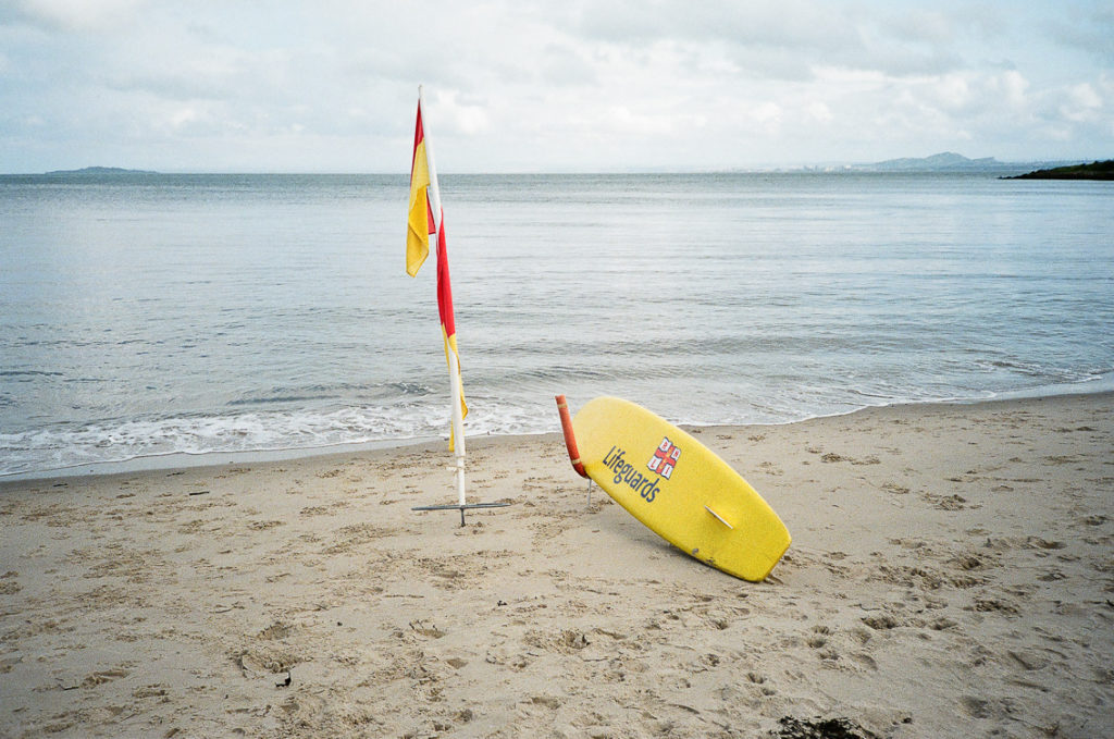 Lifeguards sur une plage en Écosse