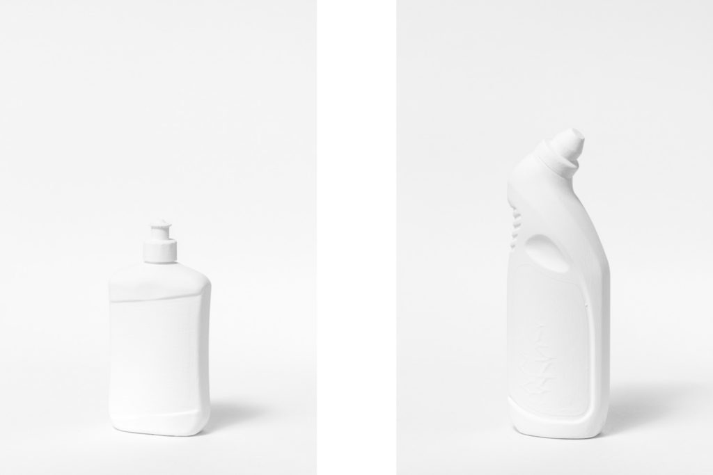 Pot de produit vaisselle et bouteille de nettoyant wc peints en blanc
