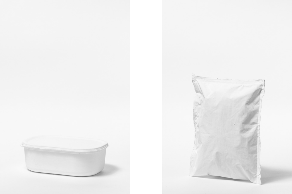 Pot de glace et paquet de gruyère peints en blanc