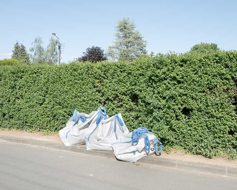 Espace vital, espace privé et espace public, haie avec sacs blancs