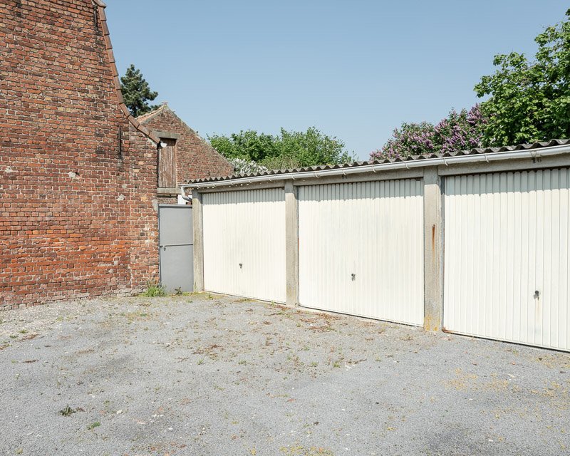 Espace vital, espace privé et espace public, porte de garages.