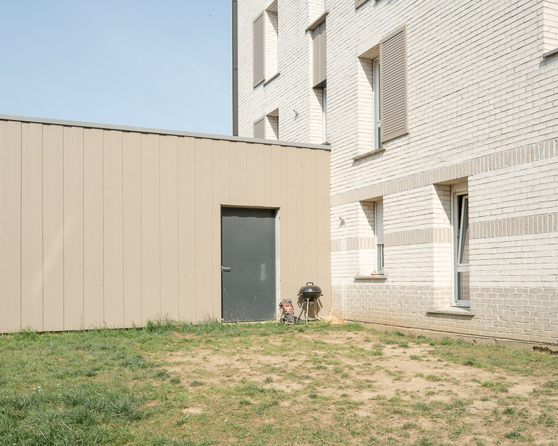 Espace vital, espace privé et espace public, barbecue dans une cours fermée.