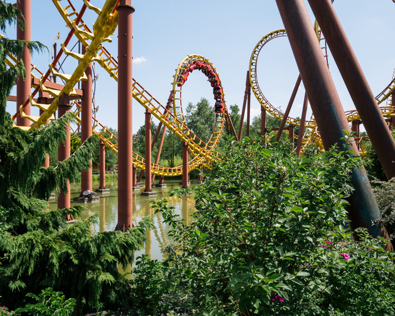 Parc Astérix, attraction Goudurix avec vue à travers la végétation
