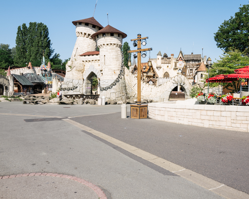 Parc Astérix, vue sur l'entrée d'un village de pierres