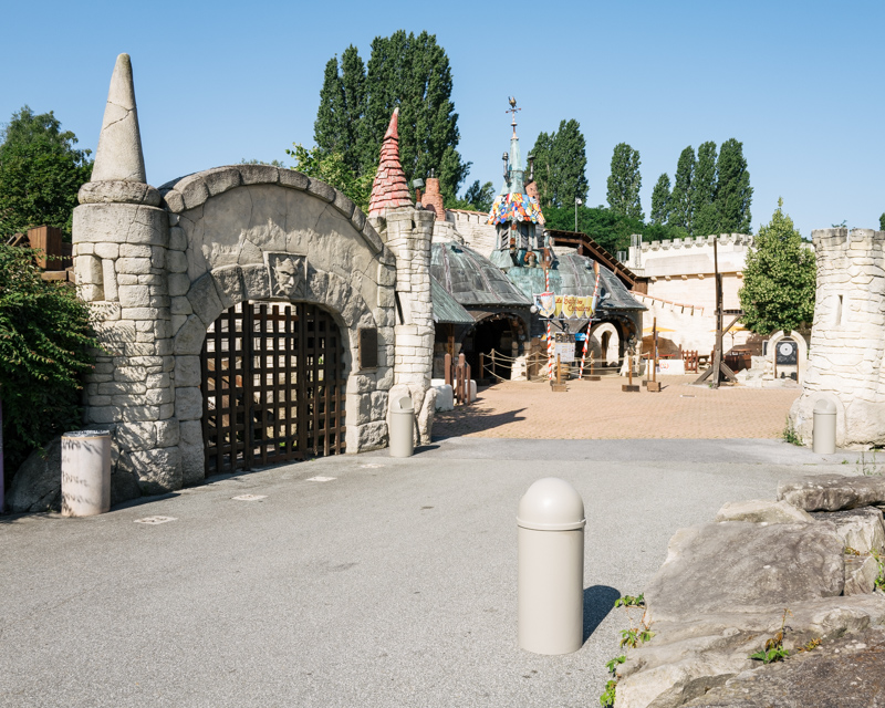 Parc Astérix, vue sur la cours d'un village de pierres