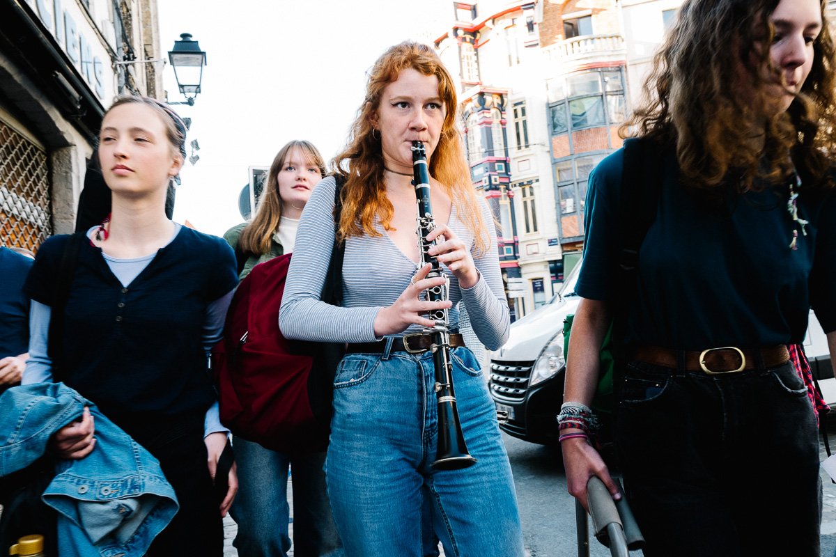 Jeune femme dans les rues de Lille en train de jouer de la clarinette