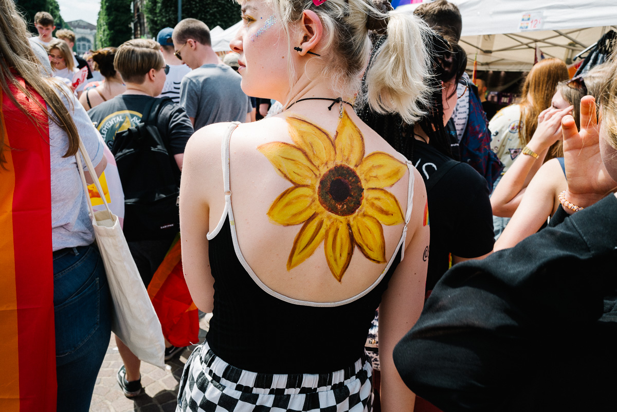 Jeune femme avec une fleur peinte dans son dos lors d'une manifestation place de la République à Lille.