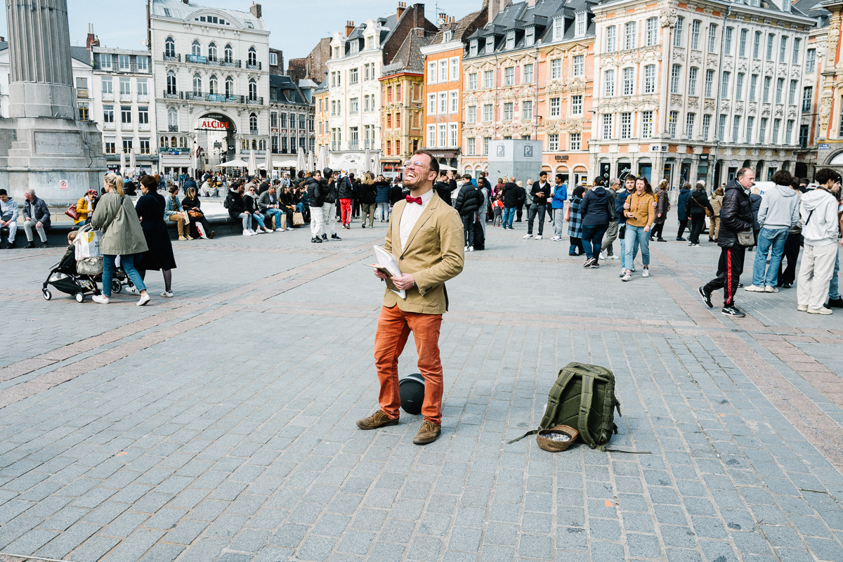 Un homme prêche au mileu de la grand place à Lille.