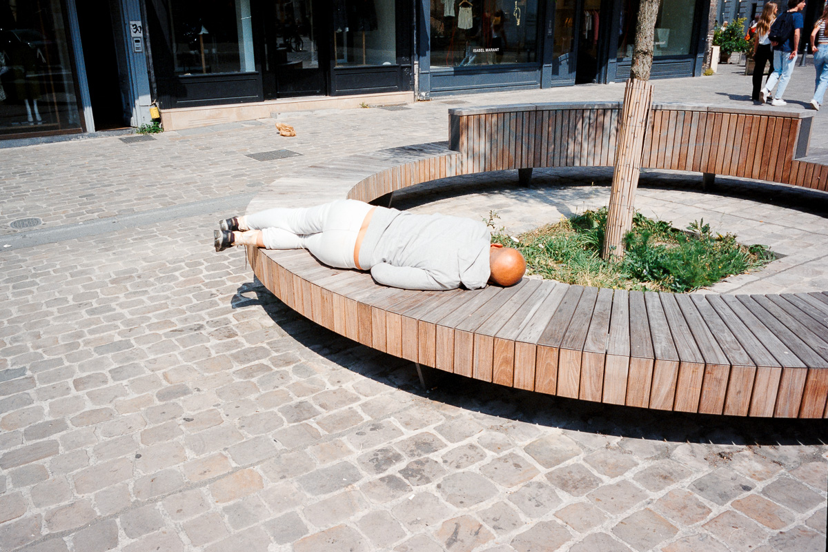 Un homme chauve fait une sieste sur un banc à Lille