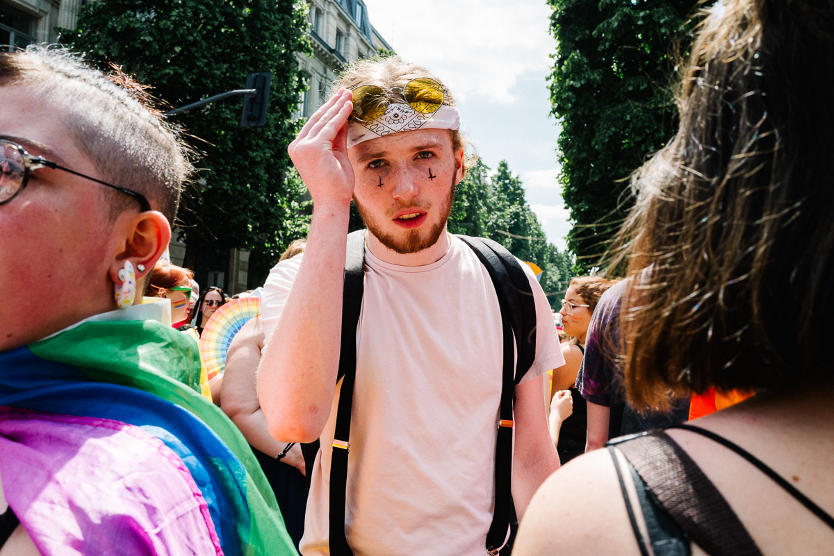 Un jeune homme avec un bandana et des croix sous les yeux à Lille