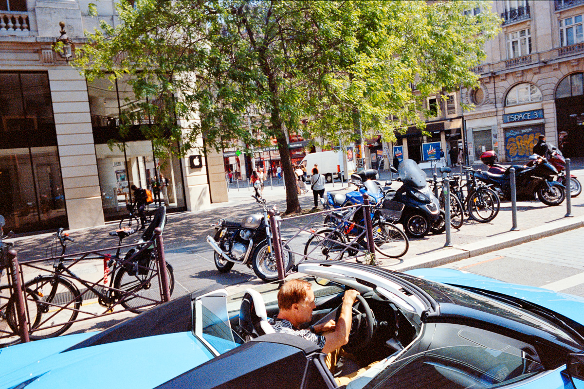 Un homme avec sa supercar passe l'Apple Store de Lille
