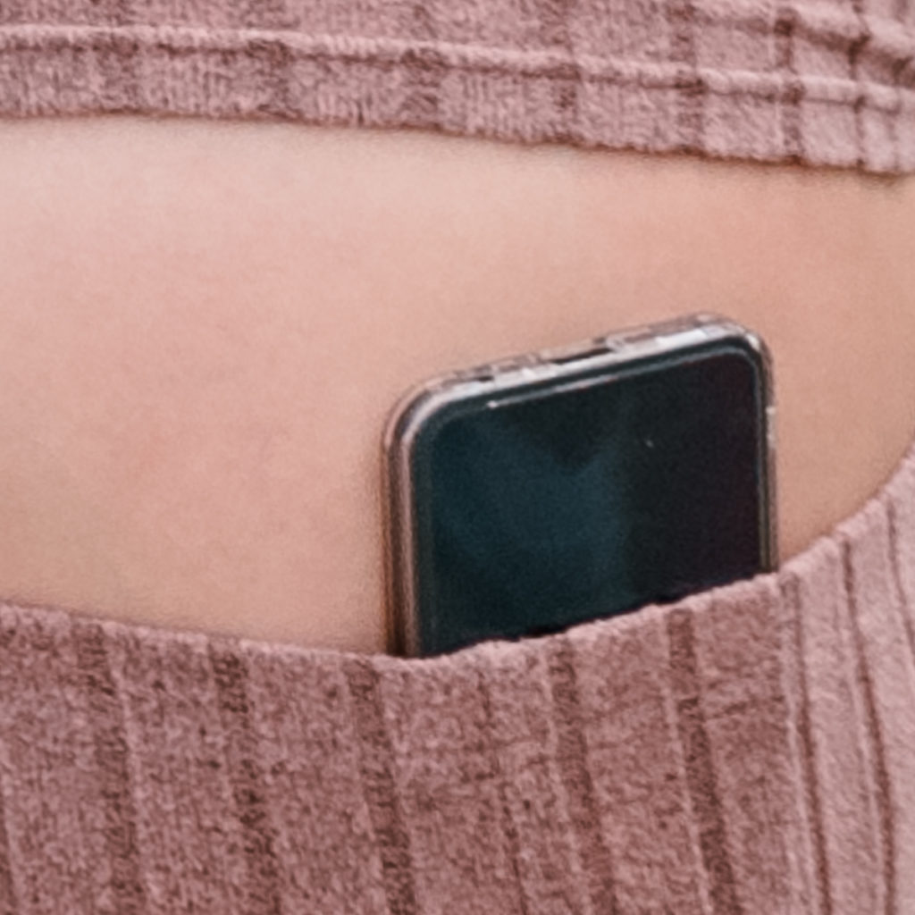 Photographie de rue isolant un smartphone dans un pantalon.