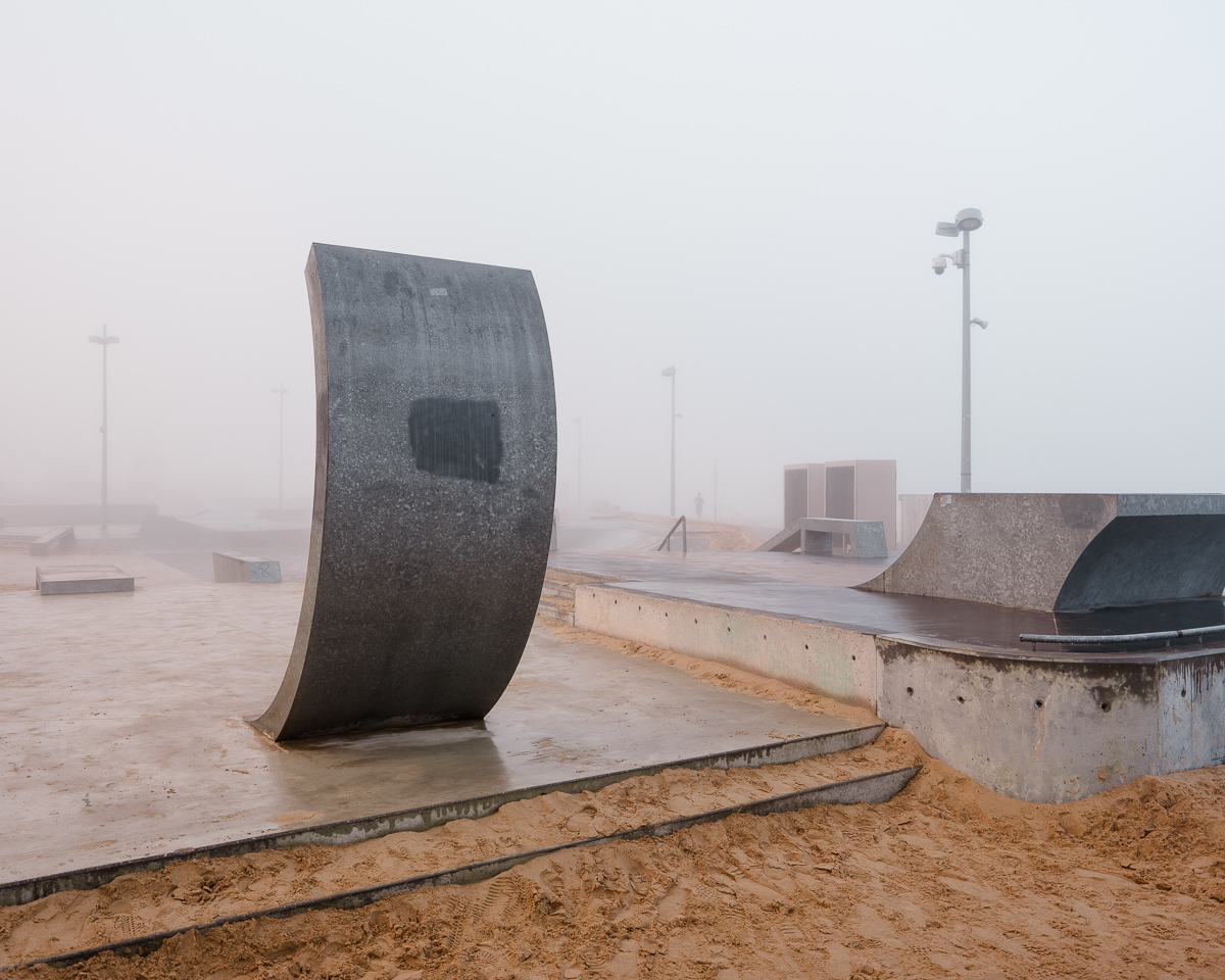 Digue de Calais et skatepark sous le brouillard, espace désert et non pratiquable