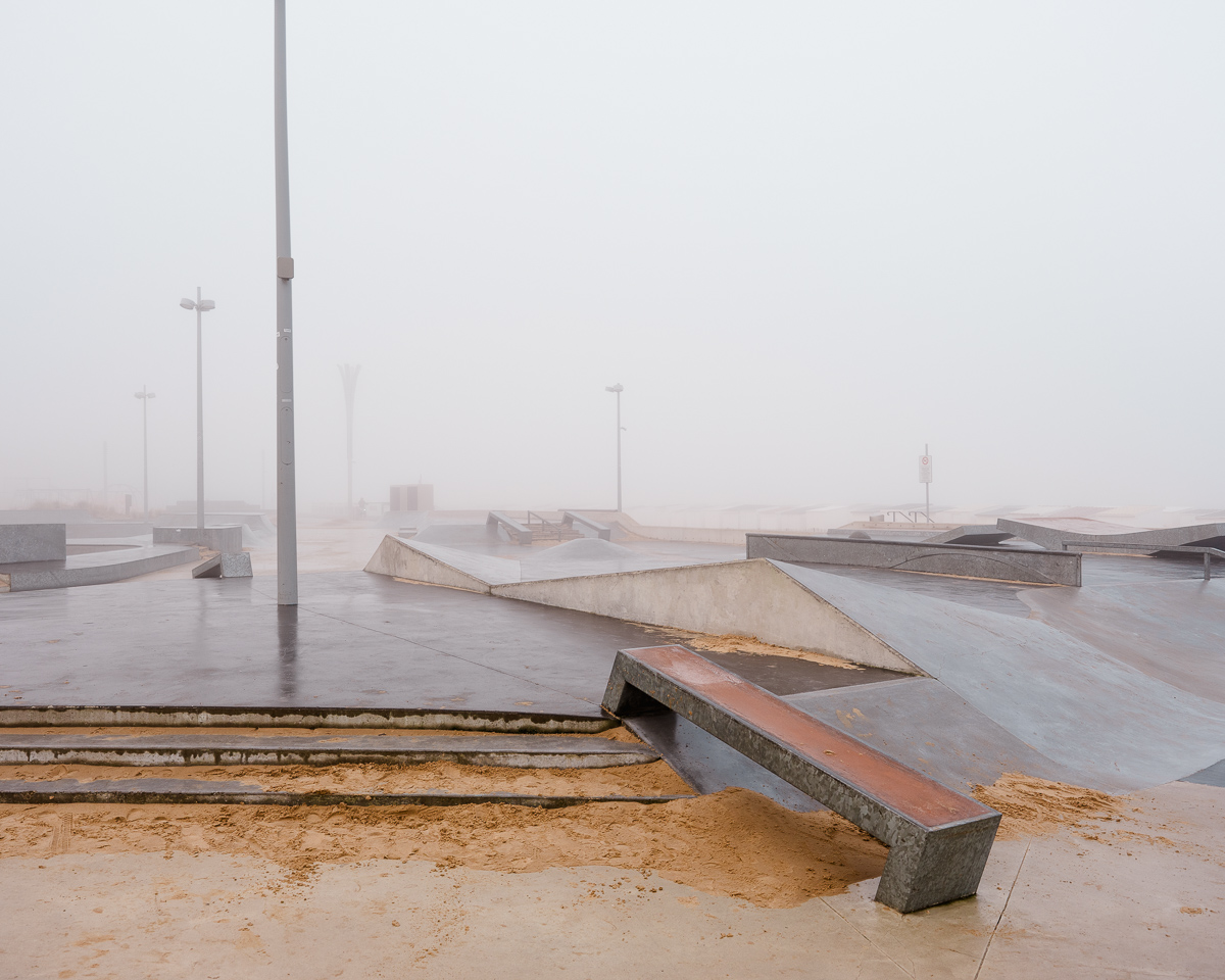 Digue de Calais et skatepark sous le brouillard, espace désert et non pratiquable