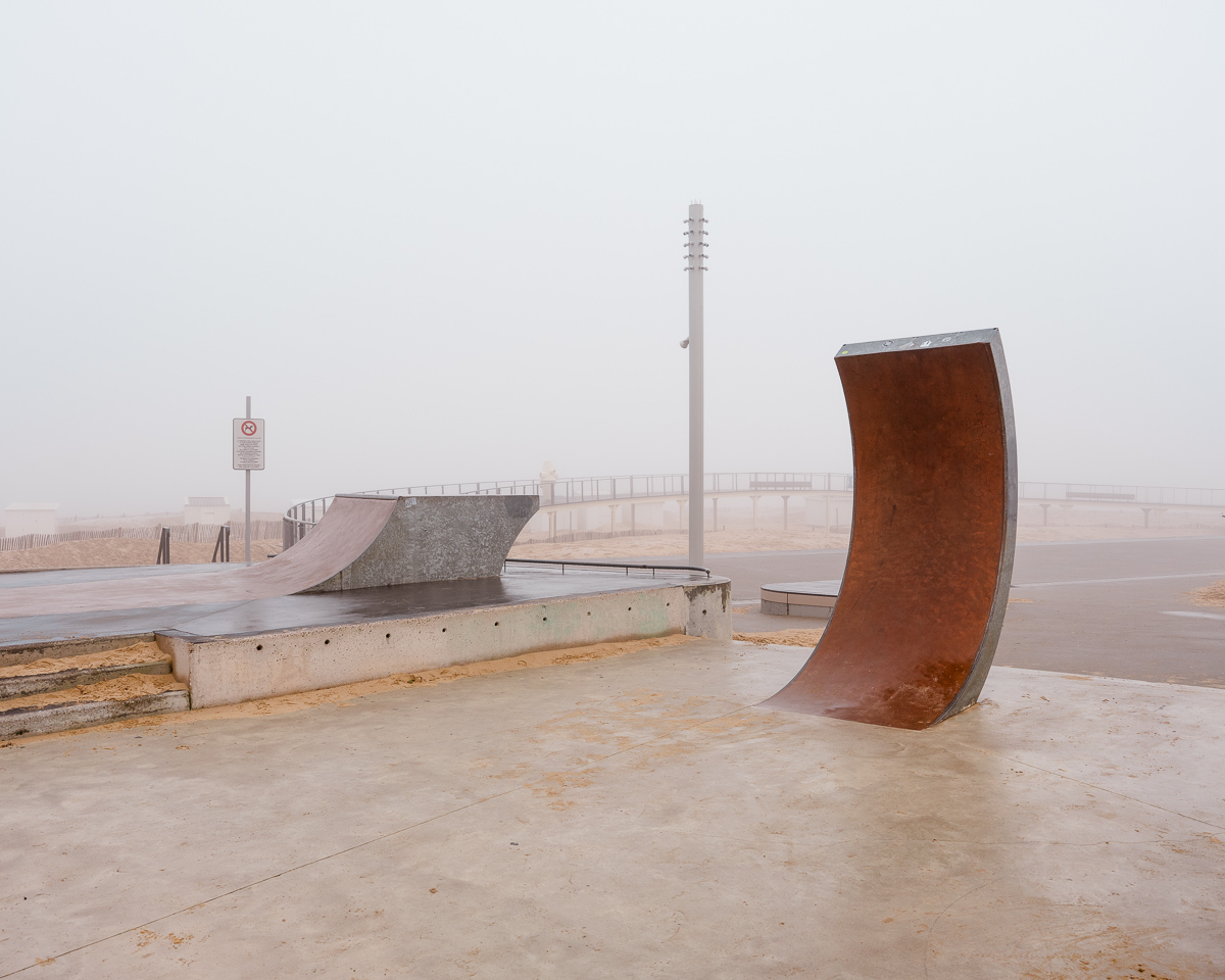 Digue de Calais et skatepark sous le brouillard, espace désert et non pratiquable