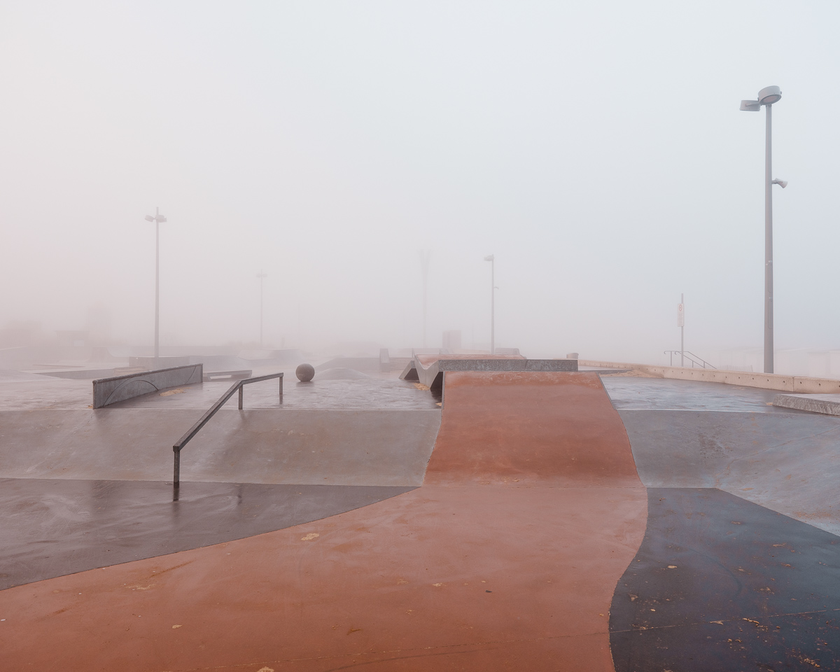 Digue de Calais et skatepark sous le brouillard, espace désert et non pratiquable