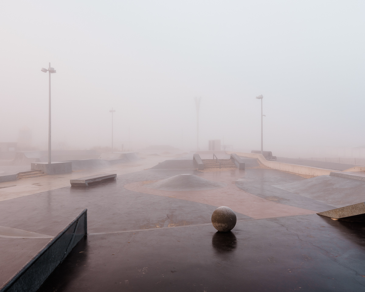 Digue de Calais et skatepark sous le brouillard, espace désert et non pratiquable