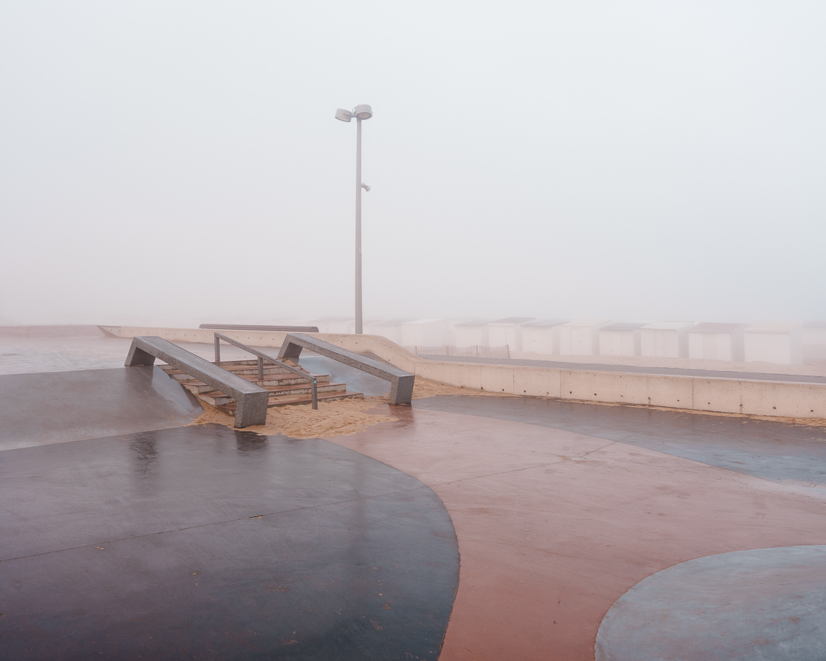 Digue de Calais et skatepark sous le brouillard, espace désert et non pratiquable