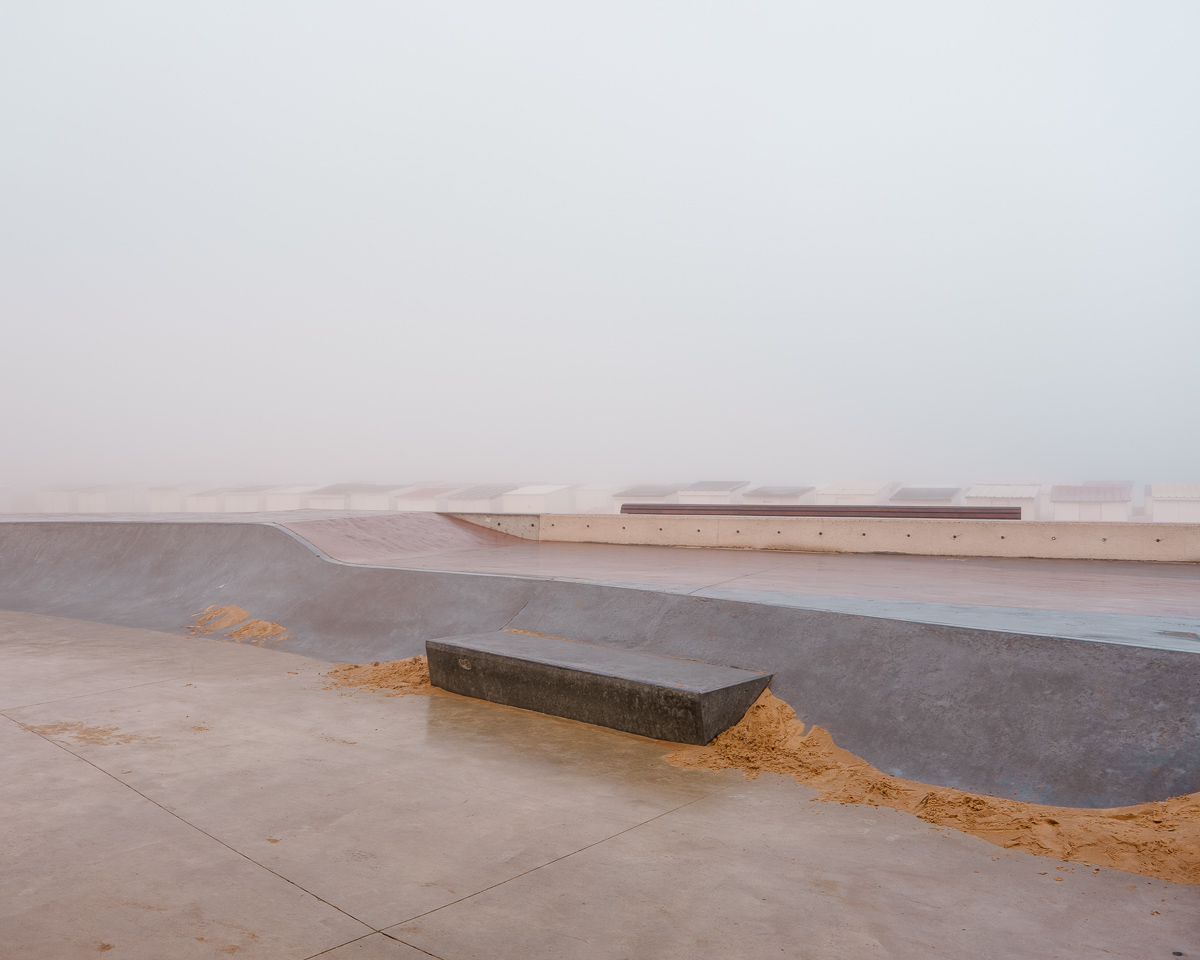 Digue de Calais et skatepark sous le brouillard, espace désert et non pratiquable