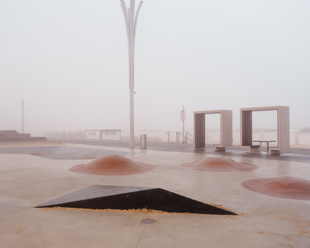 Digue de Calais et skatepark sous le brouillard, espace désert et non pratiquable