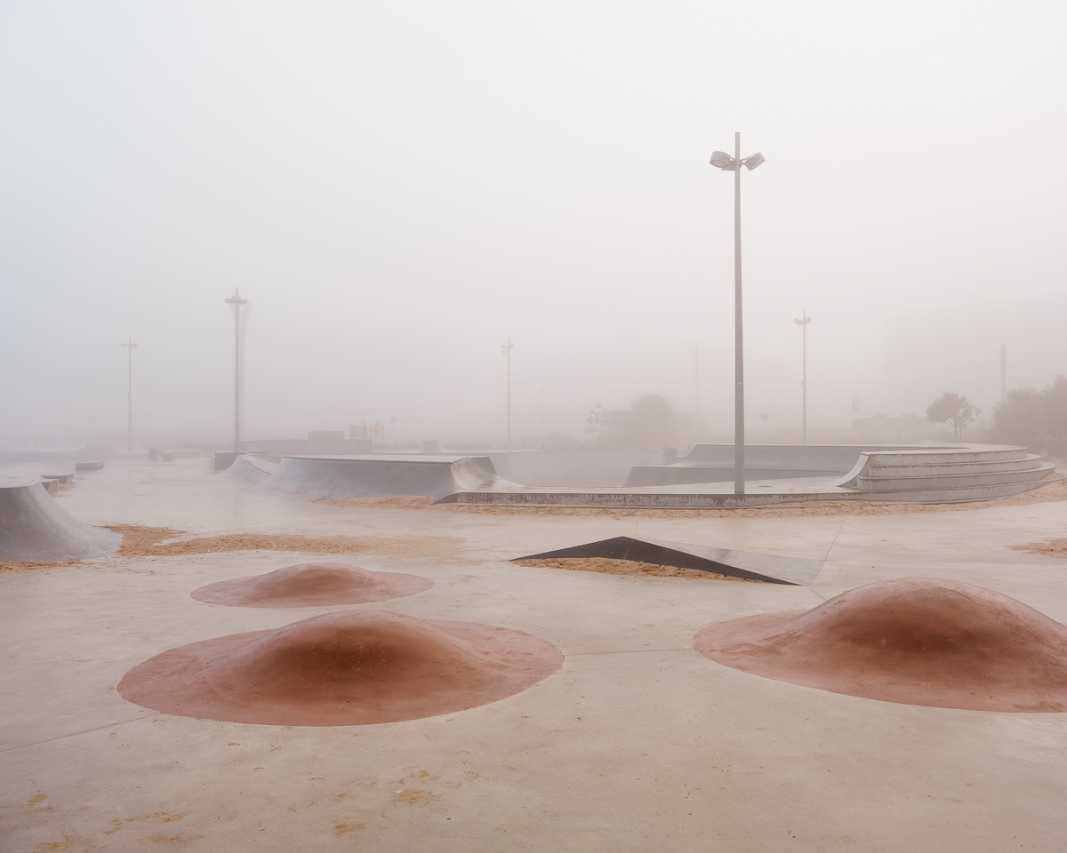 Digue de Calais et skatepark sous le brouillard, espace désert et non pratiquable