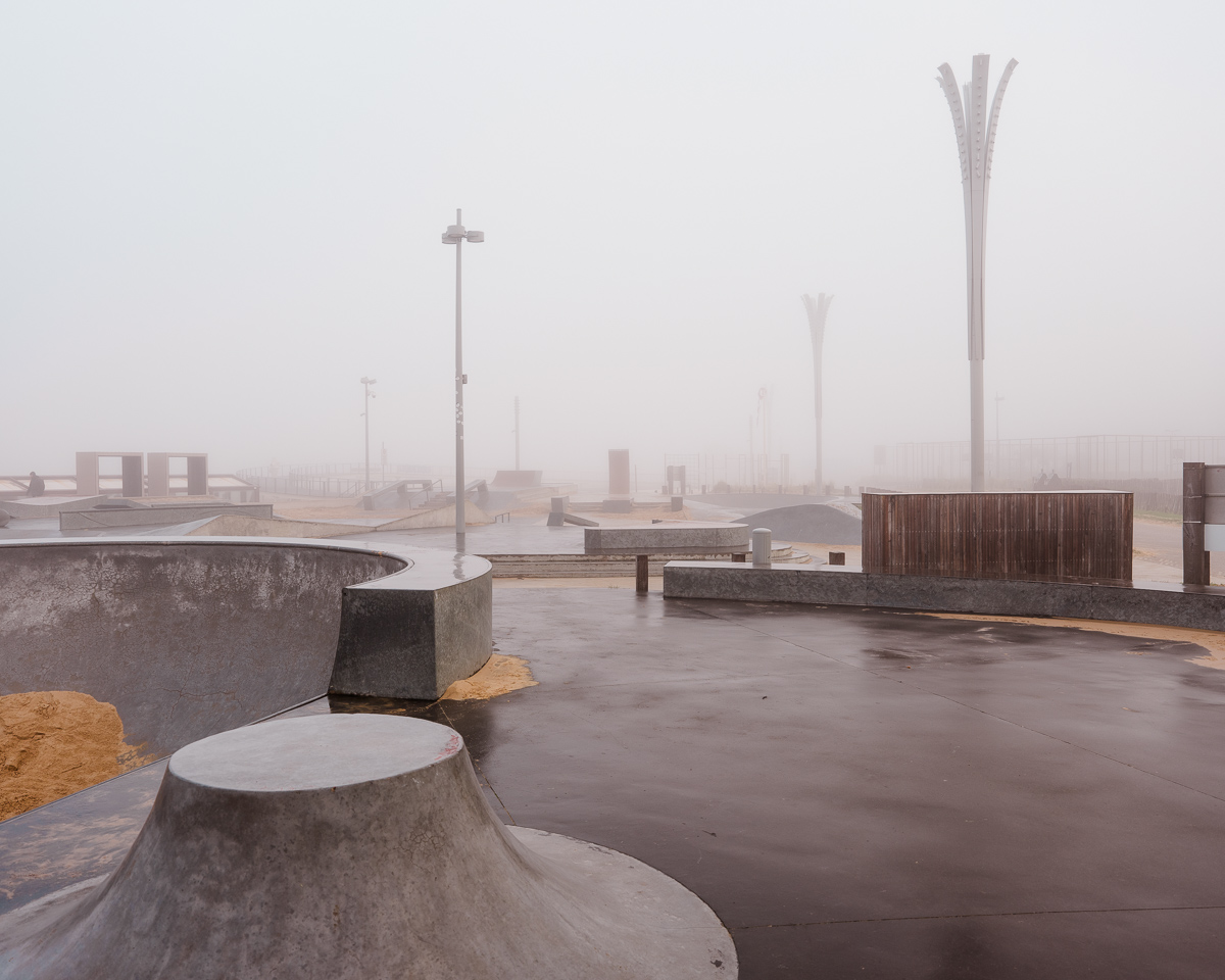 Digue de Calais et skatepark sous le brouillard, espace désert et non pratiquable