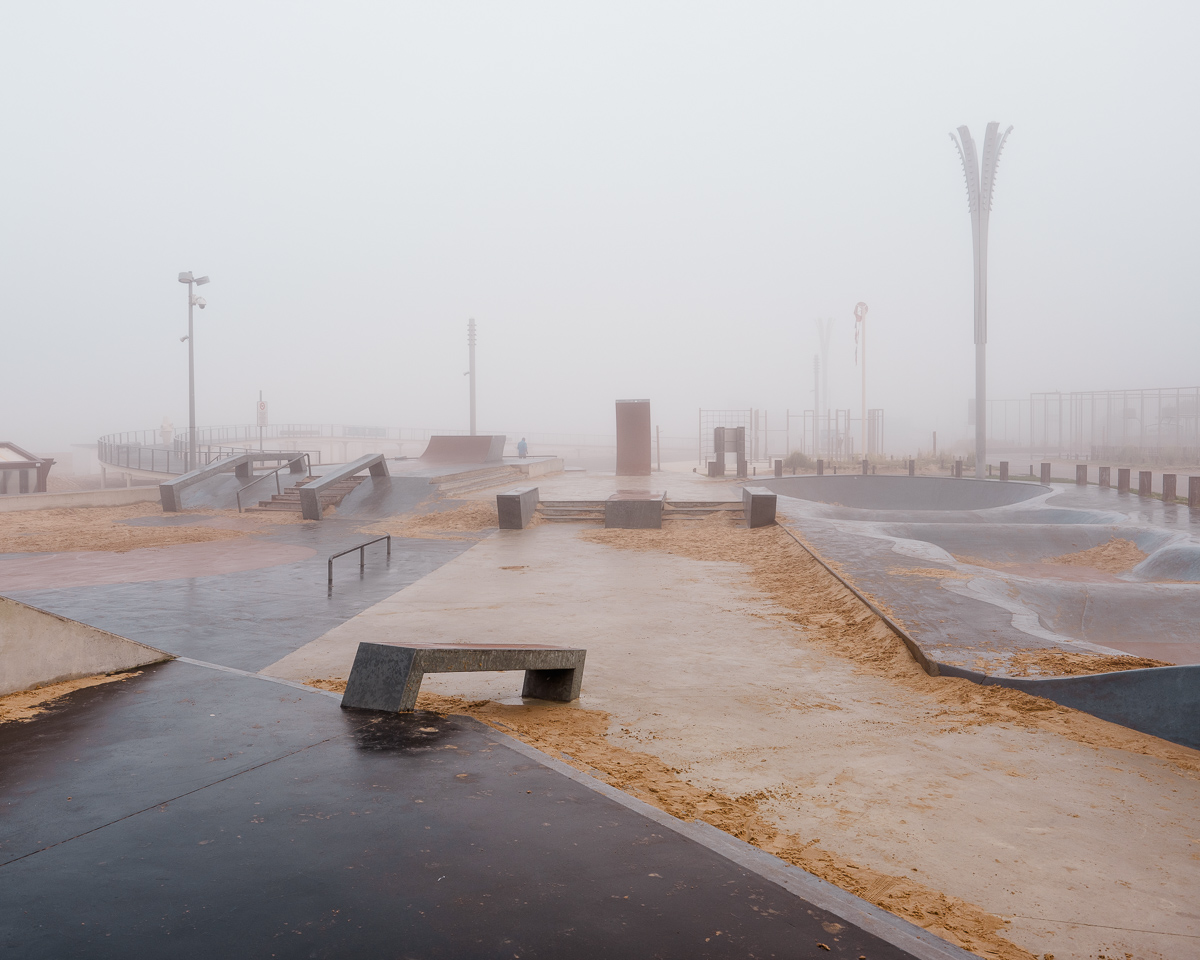 Digue de Calais et skatepark sous le brouillard, espace désert et non pratiquable