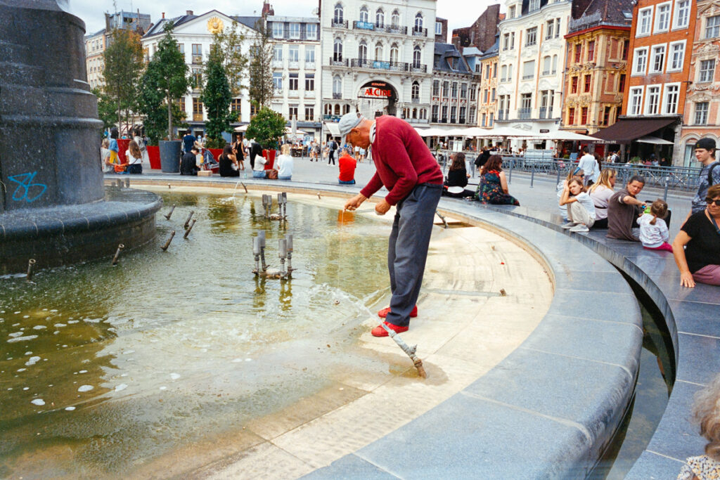 Pêche à l'aimant dans la fontaine sur le grand place de Lille.